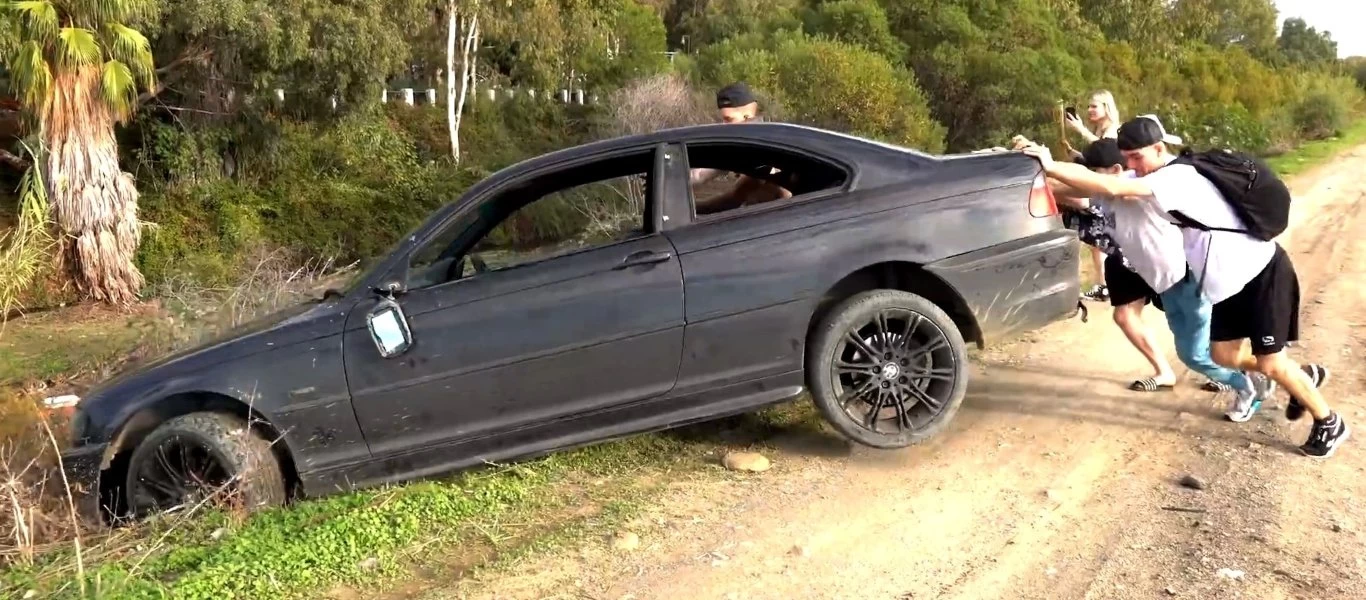 Μπλεξίματα με το νόμο για Youtuber που έριξε αυτοκίνητο στο ποτάμι (βίντεο)